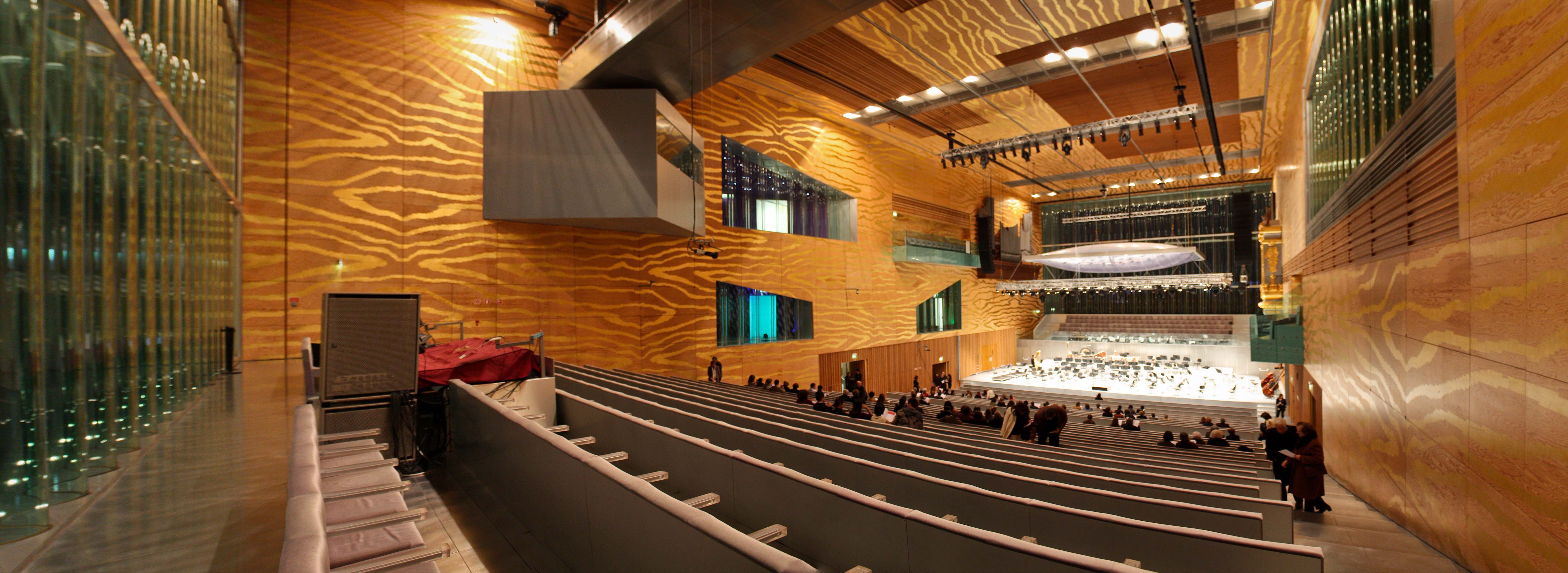 Casa musica. Современный концертный зал. Концертный зал дом музыки в порту Португалия. Дом музыки (порту). Исландия концертный зал Харпа внутри.
